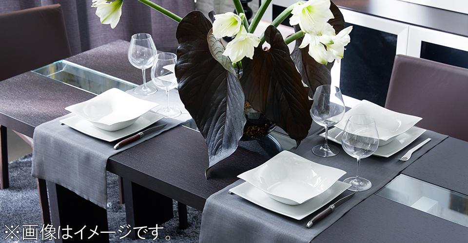イタリアらしい美しいラインが洗練された印象のテーブル｢リッツ｣
