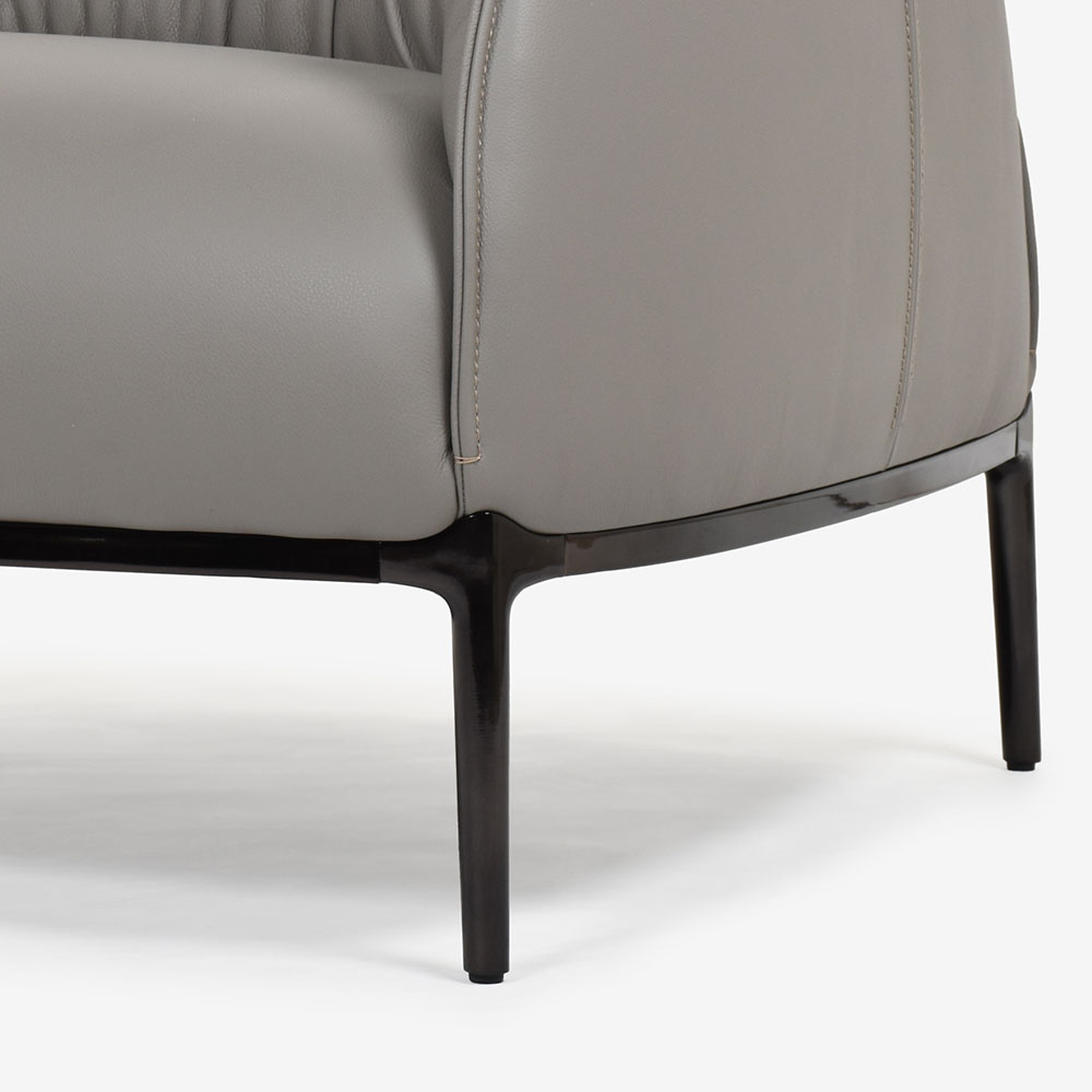 PoltronaFrau(ポルトローナ・フラウ)アームチェア「アーチボルドラージ」革トープ色 #SC26Topo