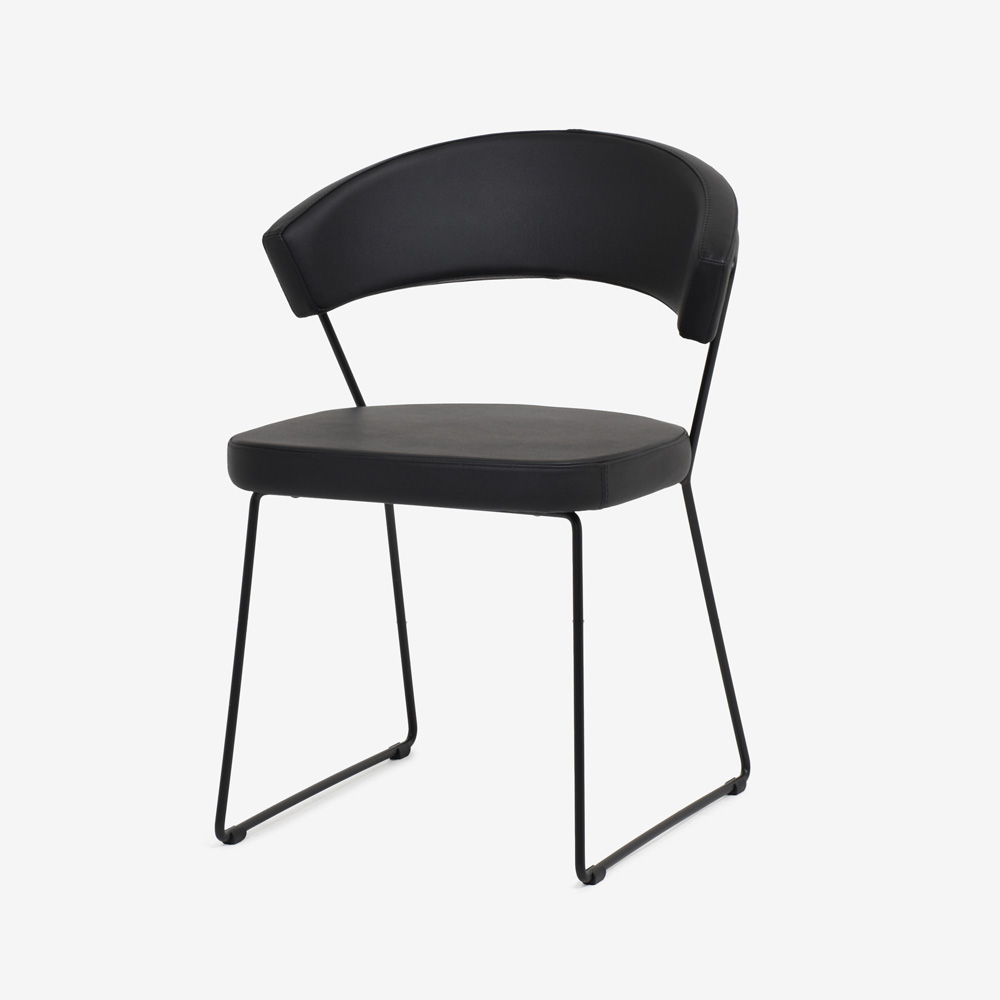 Calligaris（カリガリス）ダイニングチェア「New York CB1022」革ブラック/脚部マットブラック