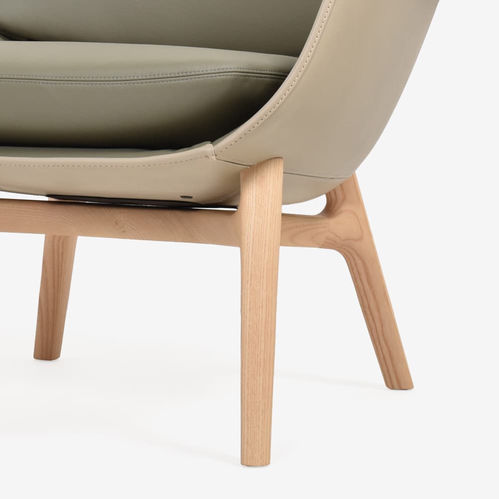 PoltronaFrau（ポルトローナ・フラウ）アームチェア「Martha マルタ」革ダーセナ#SC176/革コルダ#Corda 脚アッシュ材ナチュラル色【お手入れキットの特典付き】