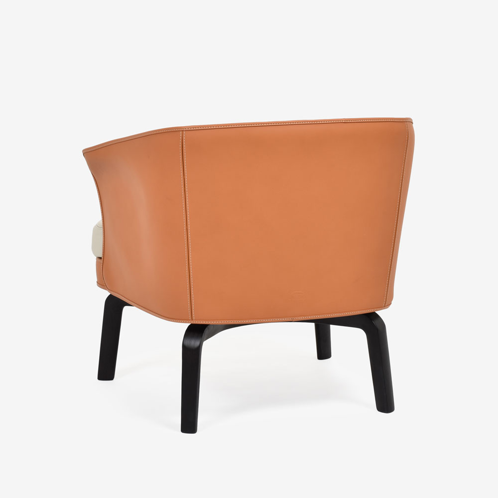 PoltronaFrau（ポルトローナ・フラウ）アームチェア「ニヴォラ」幅86cm 革スタッコ色/キャメル色【お手入れキットの特典付き】