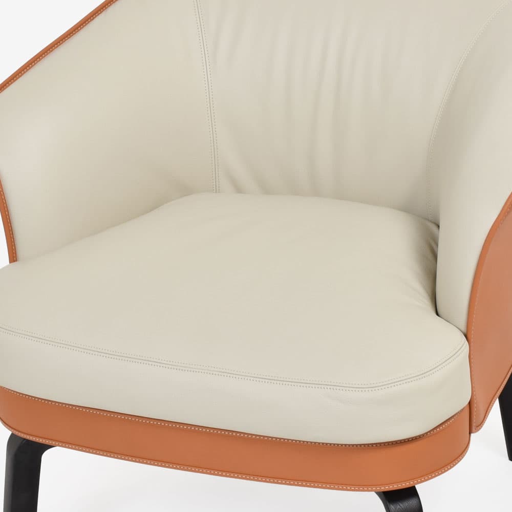 PoltronaFrau（ポルトローナ・フラウ）アームチェア「ニヴォラ」幅86cm 革スタッコ色/キャメル色【お手入れキットの特典付き】