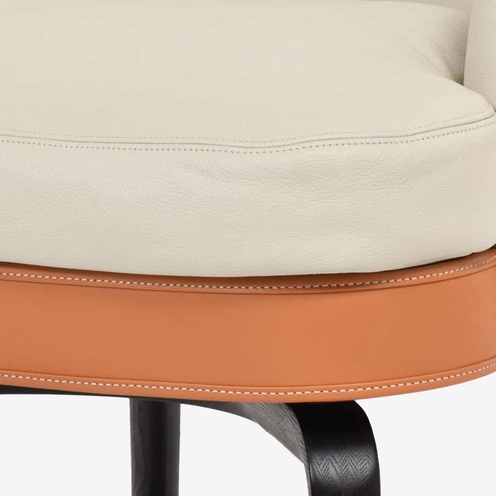 PoltronaFrau（ポルトローナ・フラウ）アームチェア「ニヴォラ」幅86cm 革スタッコ色/キャメル色【お手入れキットの特典付き】