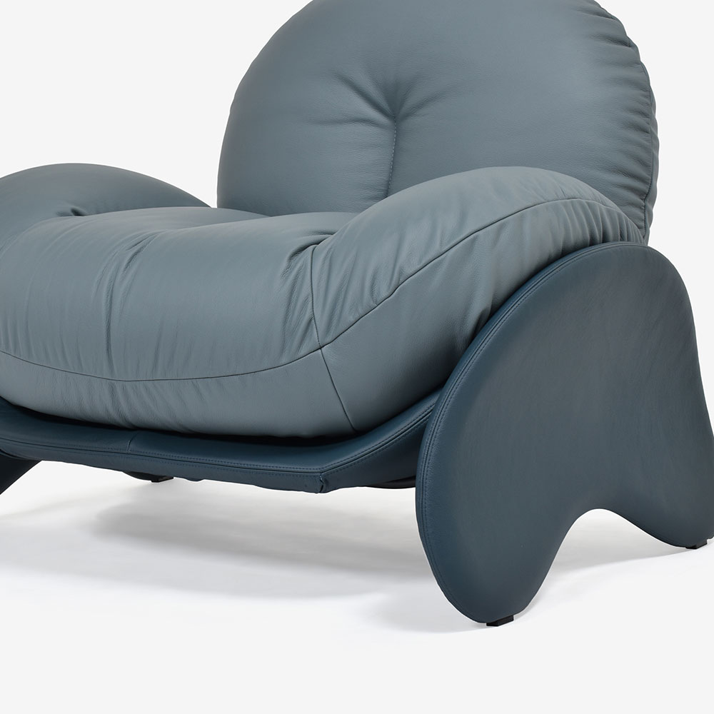 PoltronaFrau(ポルトローナ・フラウ)アームチェア「スクワッシュ」幅103cm 革スチールブルー色/ミネラルブルー色