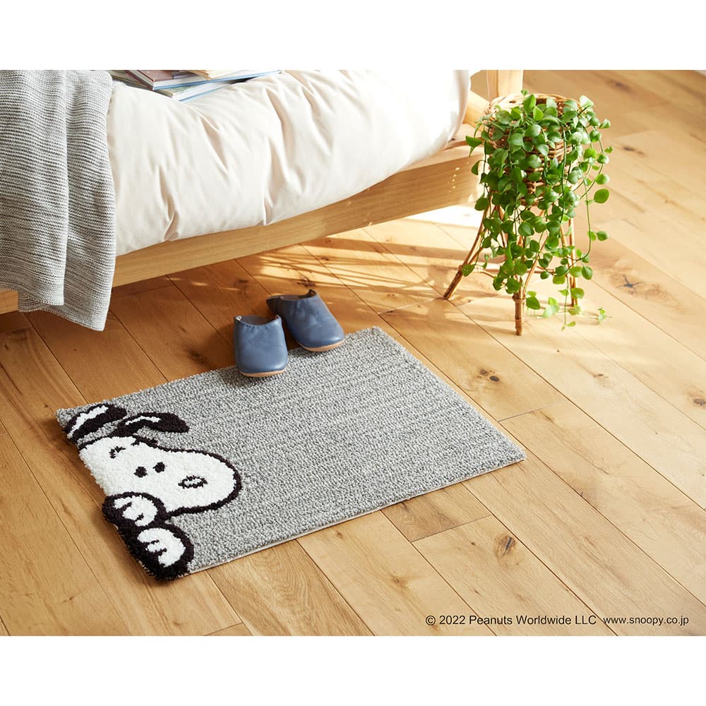 マット「スヌーピー チラリマット」 65ｘ45cm PEANUTS（ピーナッツ）