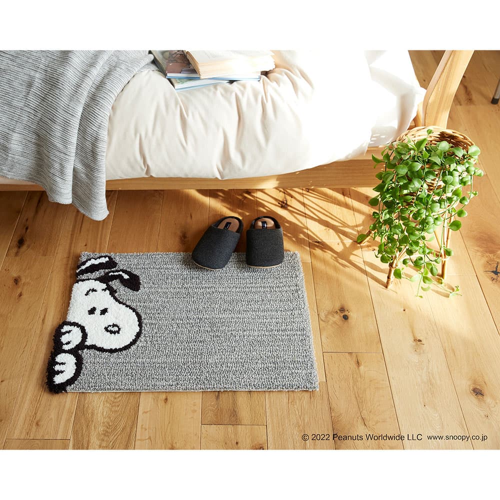 マット「スヌーピー チラリマット」 65ｘ45cm PEANUTS（ピーナッツ）
