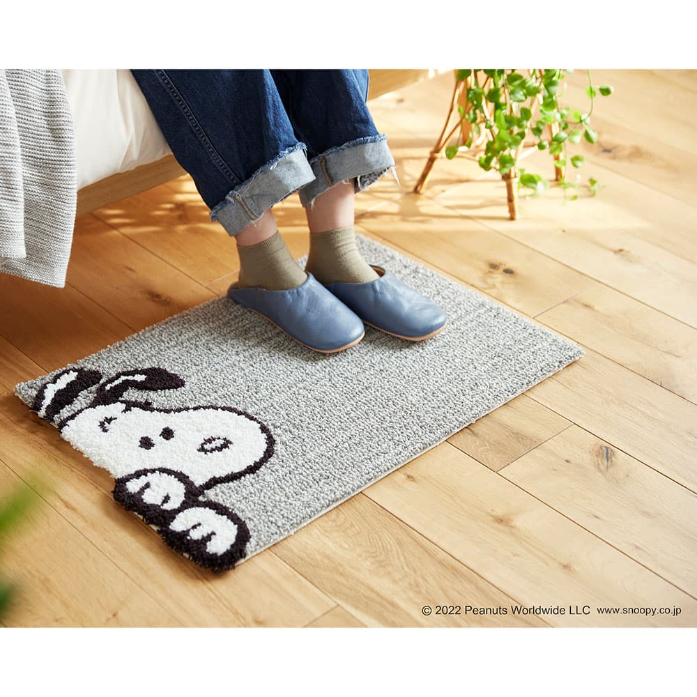 マット「スヌーピー チラリマット」 65ｘ45cm PEANUTS（ピーナッツ）
