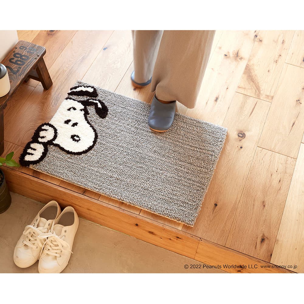 マット「スヌーピー チラリマット」 65ｘ45cm PEANUTS（ピーナッツ）