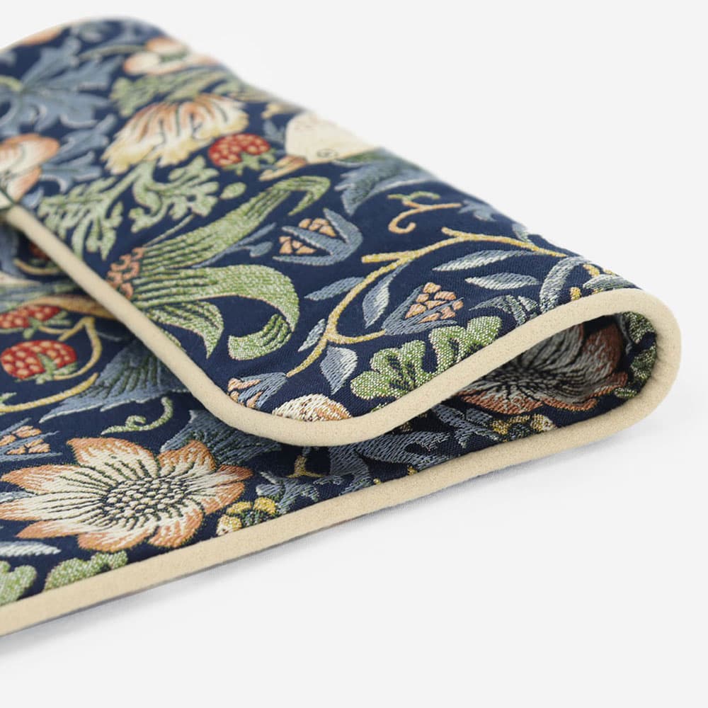 クッションカバー「いちご泥棒」ブルー 45cm角 Morris Design Studio(モリス)