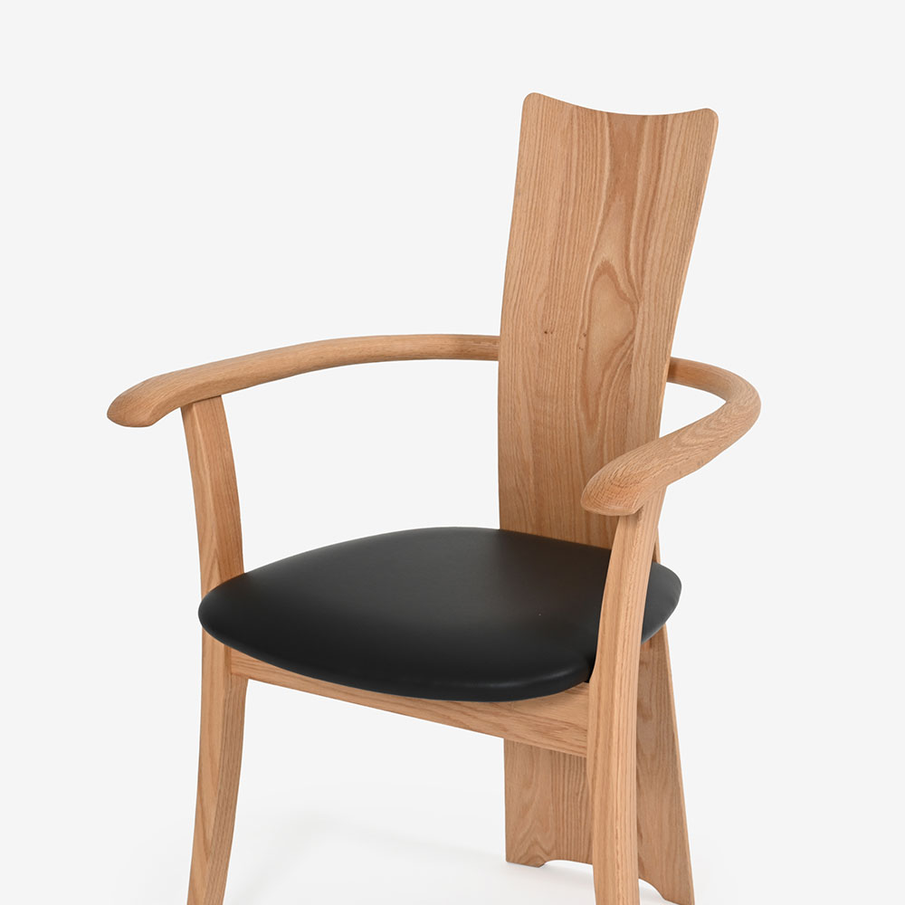 ダイニングチェア（肘付き）「フォルム2 OICA-201 WO」レッドオーク材WO色 合成皮革L-2450