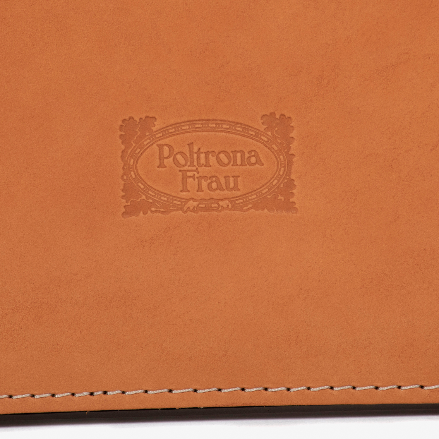 PoltronaFrau（ポルトローナ・フラウ）サイドテーブル「ハドソン」革キャメル色