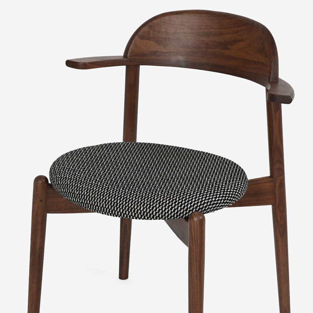 MASTERWAL（マスターウォール）ダイニングチェア「YU ユー UC2B-WN」半肘付き ウォールナット材 布#5 LABYRINTH3 FU121/ブラック【受注生産品】