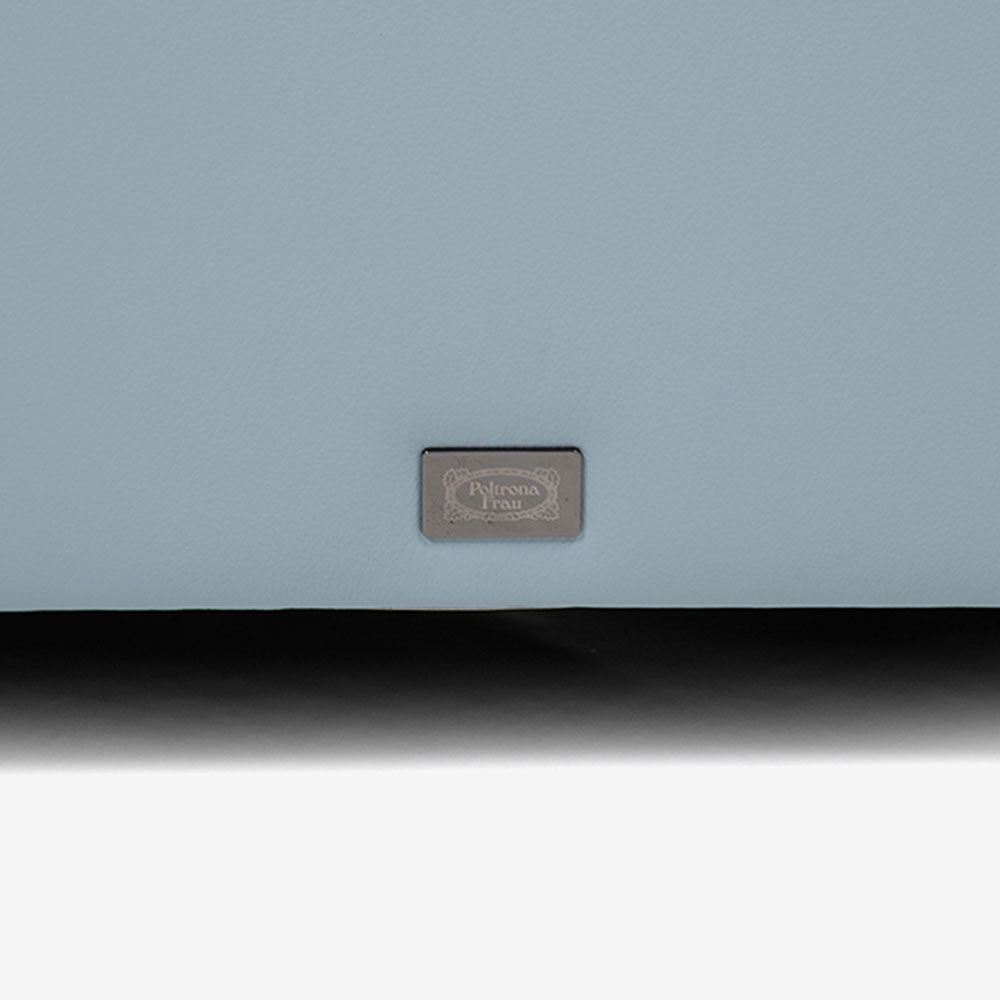 PoltronaFrau（ポルトローナ・フラウ）アームチェア「バニティフェアXC」革ライトブルー色
