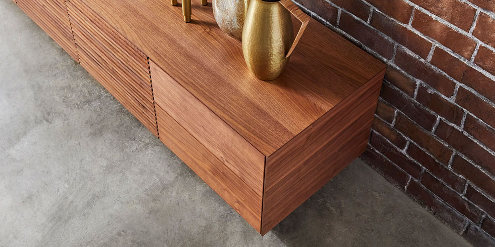 シャープなデザインのテレビボード「スプレモ」