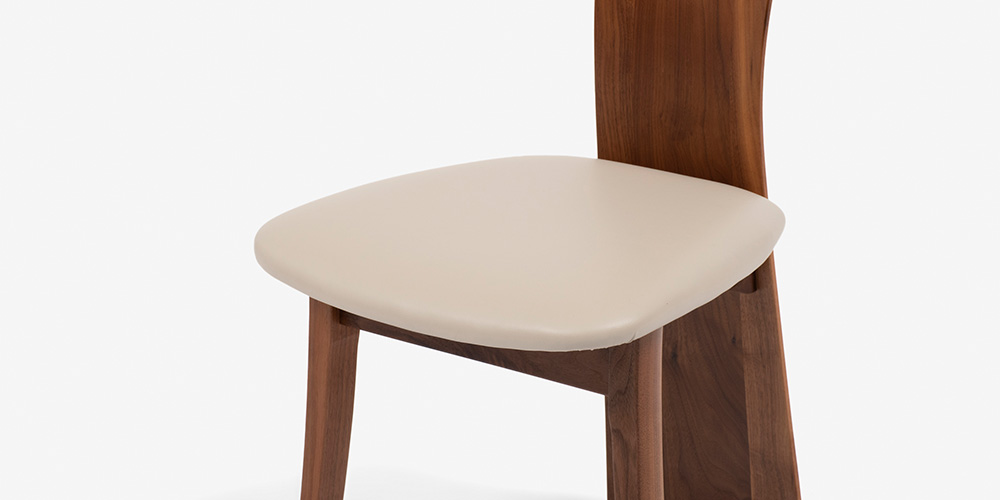 ダイニングチェア「フォルム」の合成皮革張り座面
