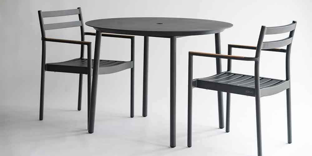 「KAIS-カイス-ROUND DINING TABLE」とダイニングチェのセット