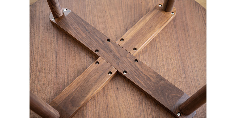 天板裏画像　十字に組まれた木材が天板にボルトで固定されている