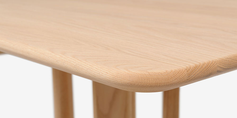 ダイニングテーブル「フィルプラス」R型 幅120cmの天板表面にフォーカスした画像
