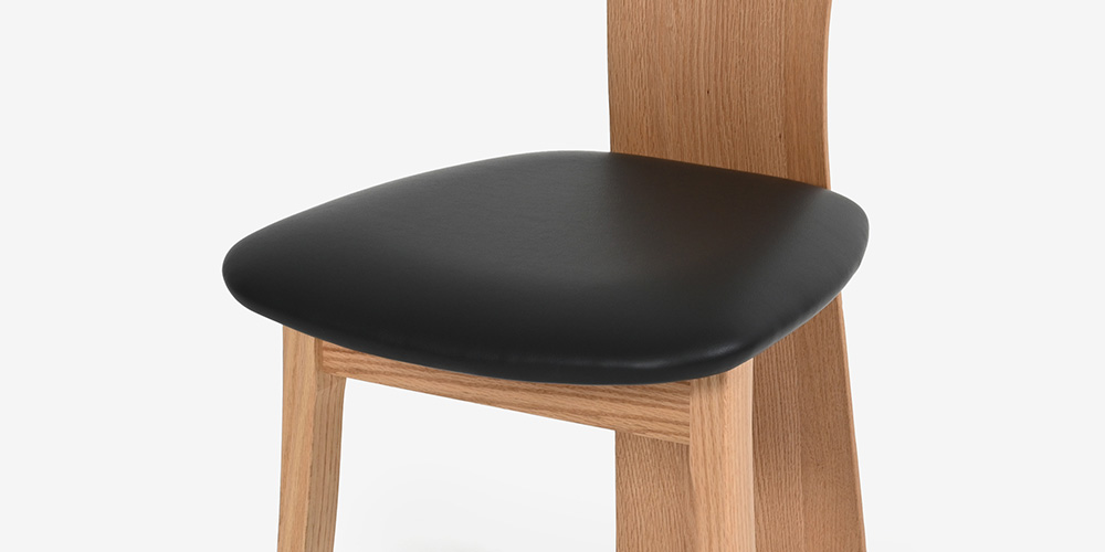 ダイニングチェア「フォルム2」の合成皮革張り座面