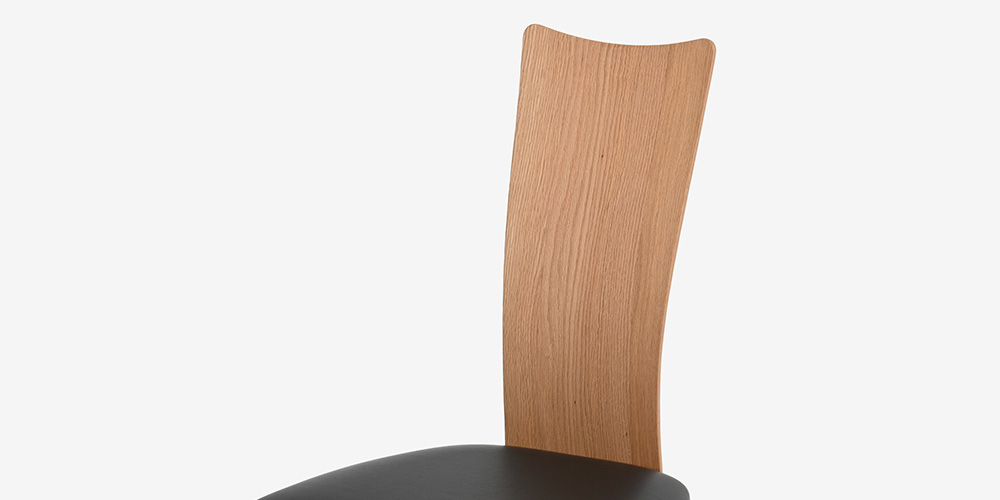 ダイニングチェア「フォルム2」レッドオーク材の背もたれ