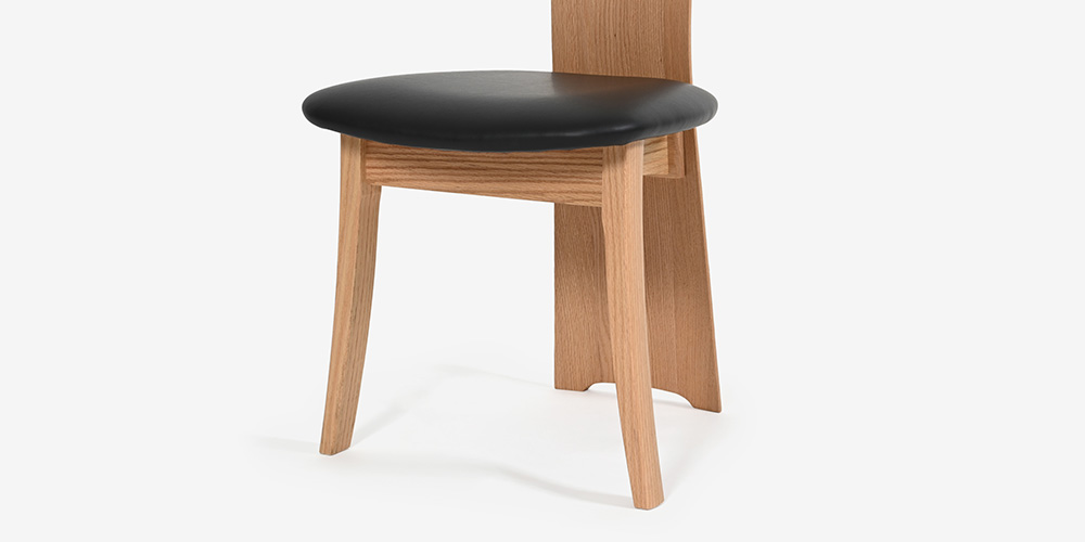 ダイニングチェア「フォルム2」レッドオーク材の脚部