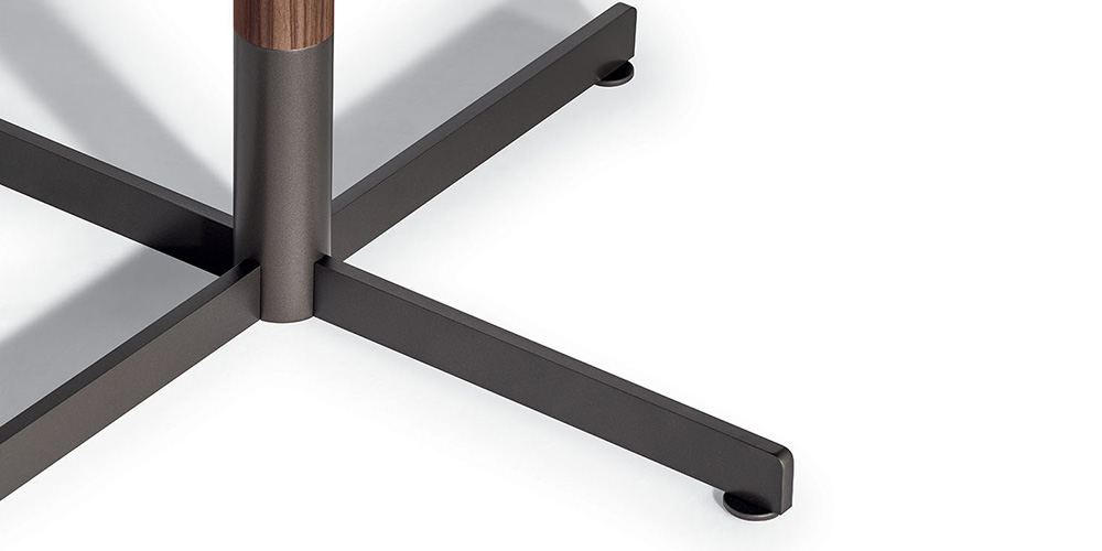 ビストロテーブル「ボブ」の脚部クロスデザインイメージ