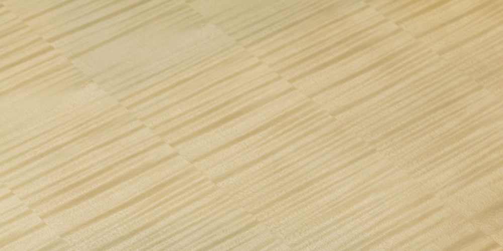 希少なシカモアを贅沢に使用