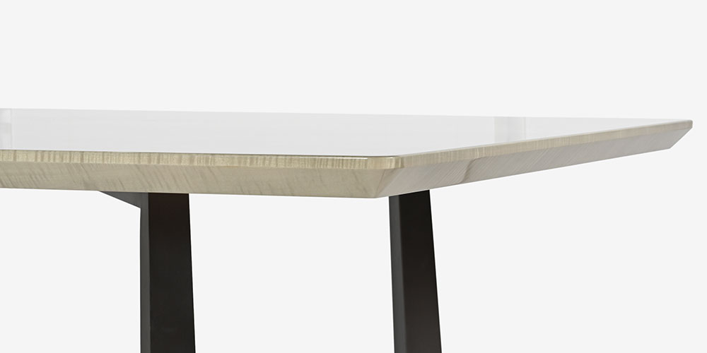 ダイニングテーブル「CORZA コルザ No.4」の立体的で美しいエッジ