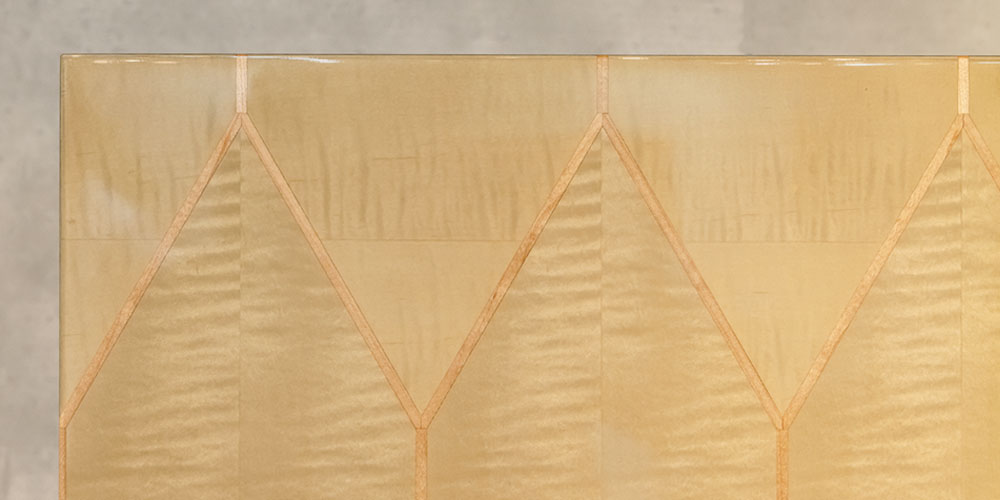 希少なシカモアを贅沢に使用