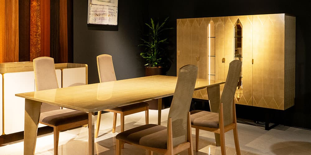 シカモアとハードメープルの象嵌によって浮かび上がる矢羽根模様