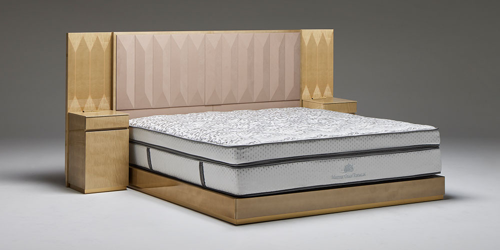 ベッドフレーム「YABANE」ナイトテーブル付きのカバー付きコンセント