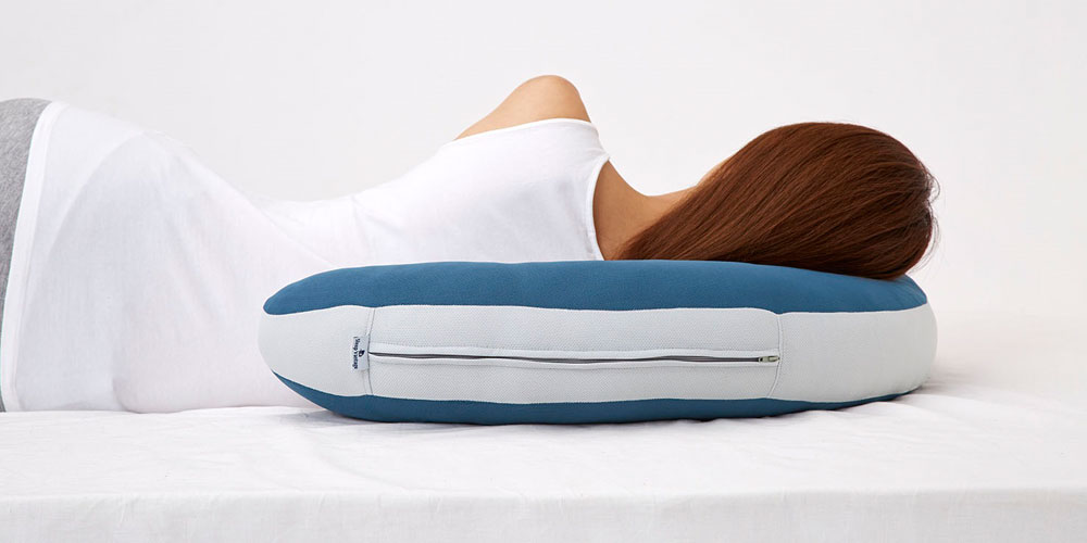「スリープバンテージドクターピロー」ハイタイプ ブルー色の横向き寝を背中側から見たイメージ