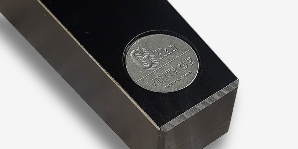 アームチェア「SIXTY TWO 6250」の脚部ブランドロゴプレート