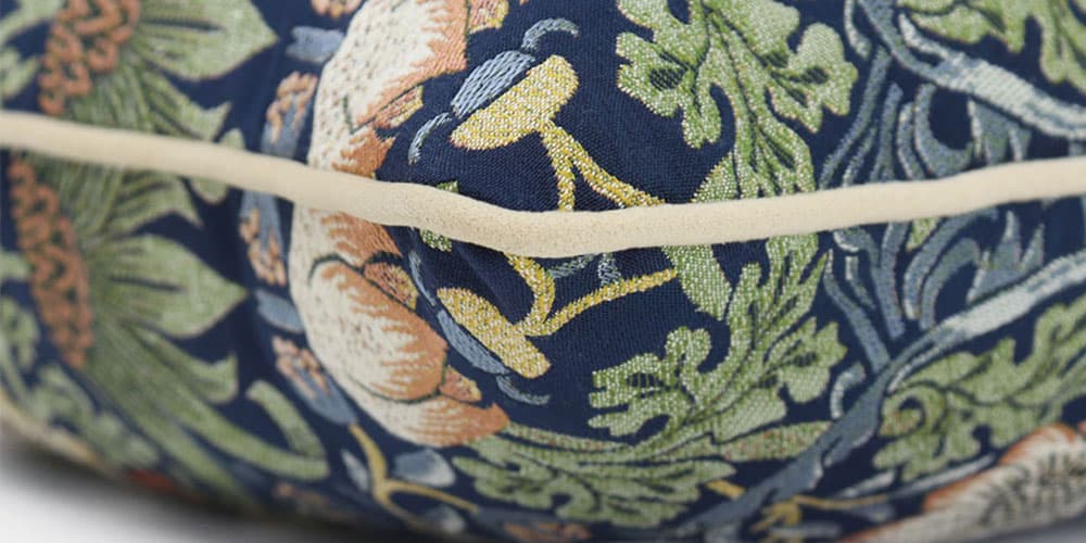 クッションカバー「いちご泥棒」ブルー 45cm角