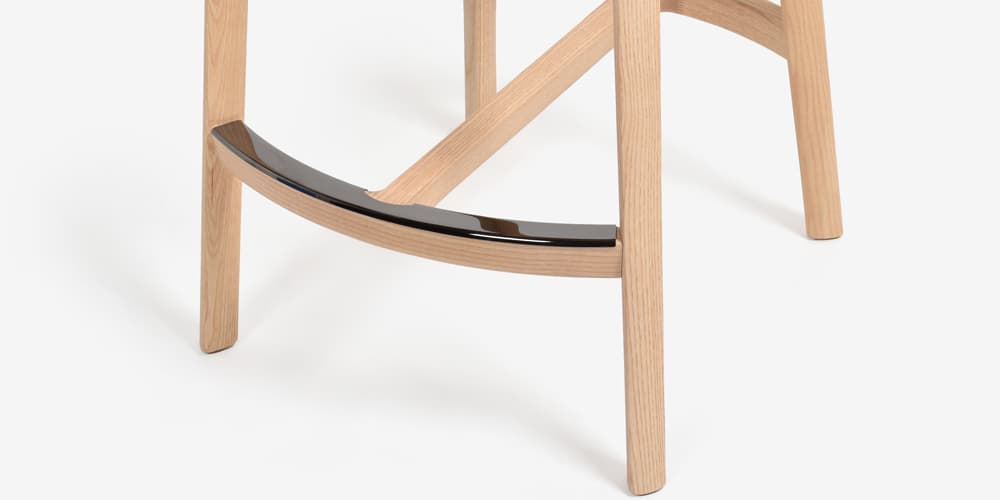 落ち着いた色合いの光沢感が品格漂うフットレスト