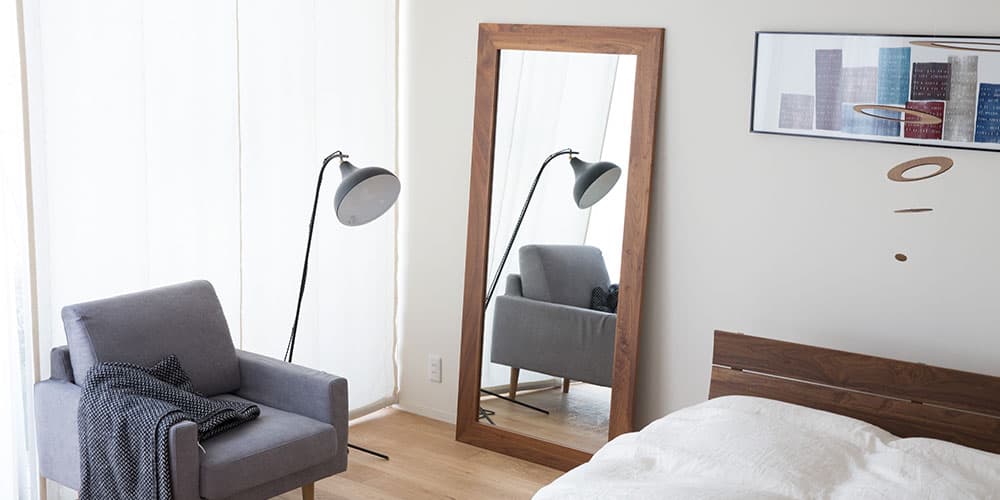 プレーンミラーのウォールナット材を使用したコーディネートイメージ