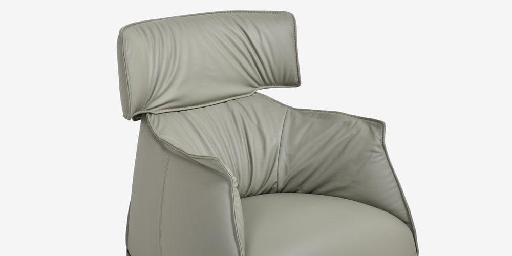 ゆったりフォルムのヘッドレストのアームチェア「アーチボルドキング」