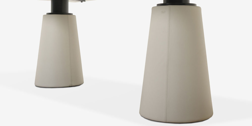 ダイニングテーブル 「メサドゥーエ」彫刻的なデザインの脚部