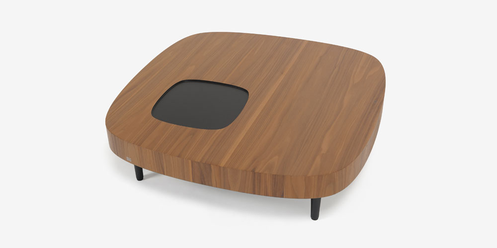 天板にはアメリカンウォールナット材、脚部にはアルミニウム製の組み合わせ