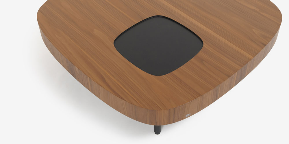 ウォールナットの天板に、アルミニウム素材のデザインを施し、モダンな印象に。