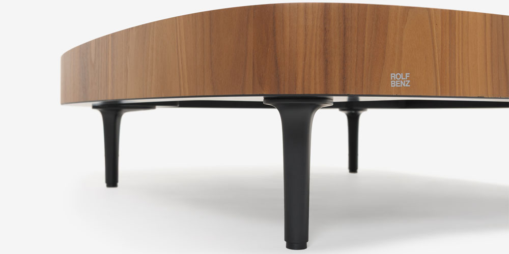 天板にはアメリカンウォールナット材、脚部にはアルミニウム製の組み合わせ（脚部アップ画像）