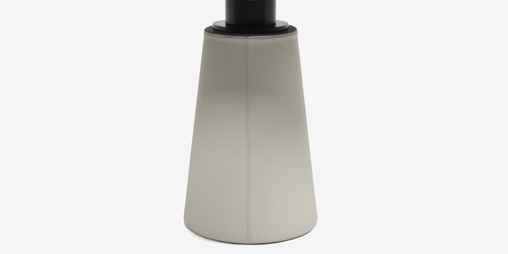 ダイニングテーブル 「メサドゥーエ」彫刻的なデザインの脚部