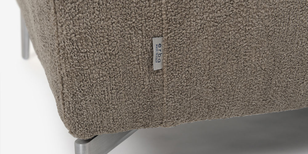 ソファ「ベラビスタ」  エルバのロゴとブークレ素材のグレージュ色