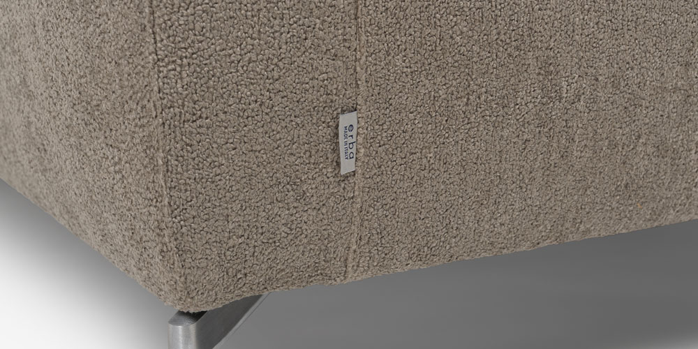 ラブソファ「ベラビスタ」  エルバのロゴとブークレ素材のグレージュ色