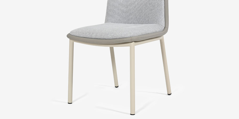 【座面と脚のアップ】ダイニングチェア「カロル」布ライトグレー色 合成皮革アイボリー色