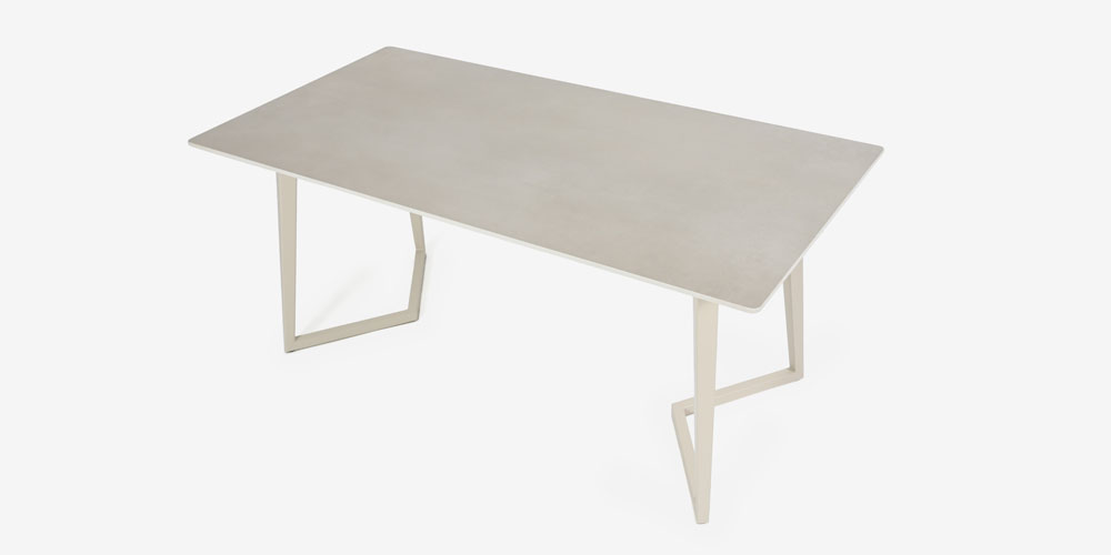 【座面と脚のアップ】ダイニングチェア「カロル」布ライトグレー色 合成皮革アイボリー色