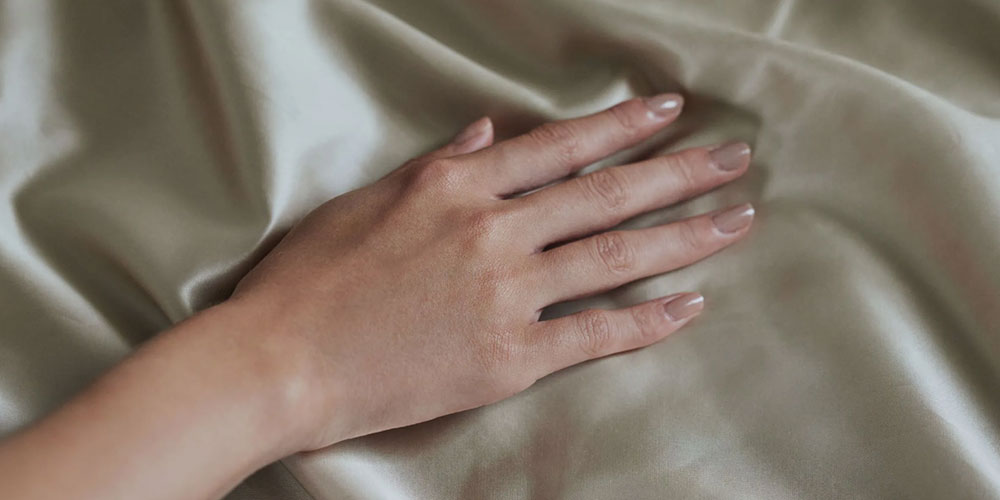 「newmine（ニューミン）モイスチャータッチ シルク混まくらカバー」の素材イメージ