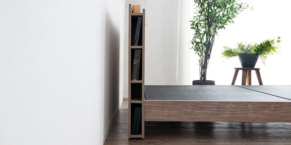 本をしまえる収納力抜群のヘッドボードのアップ画像