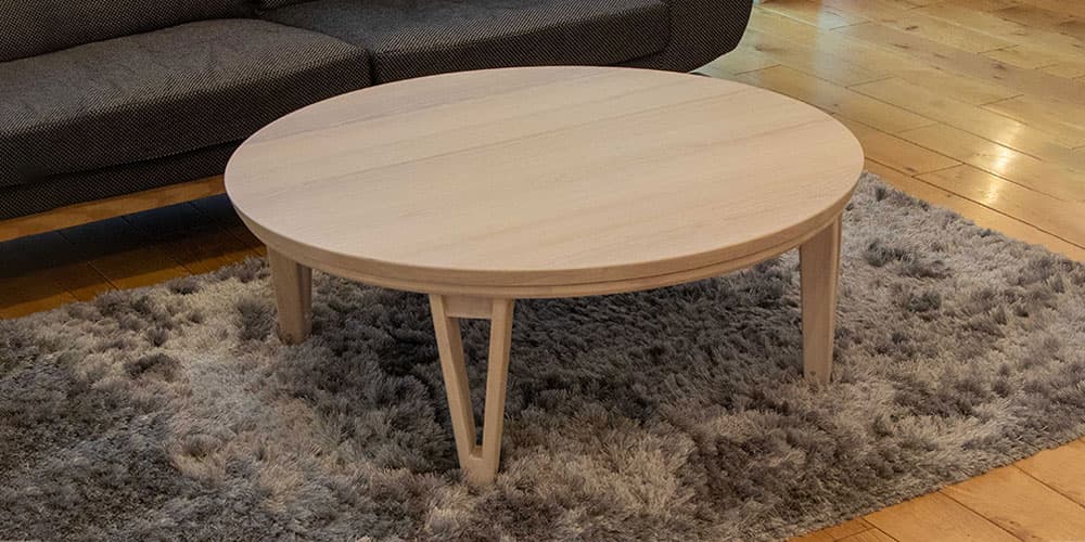 こたつ「アーバン」ホワイトウォッシュ色のインテリアイメージ