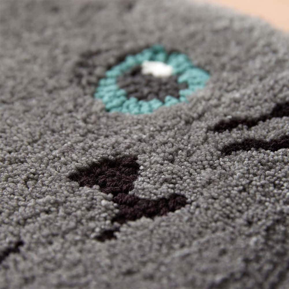 ラグ「スコスワリ」グレー 顔アップ